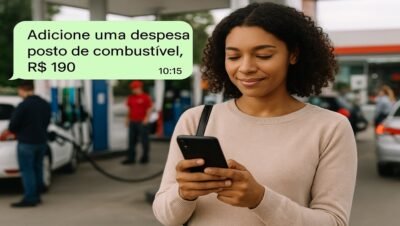 Mulher digitando gasto de combustível em dos seus assistentes financeiros
